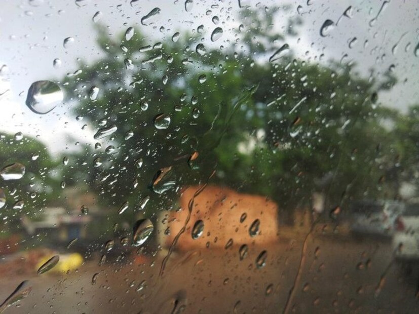 আবহাওয়া দফতর সতর্কবার্তা জারি করে জানিয়েছে, আজ সন্ধে থেকে রাতের মধ্যেই দক্ষিণবঙ্গের পাঁচ জেলায় বজ্রবিদ্যুৎ সহ বৃষ্টির সম্ভাবনা রয়েছে৷ 