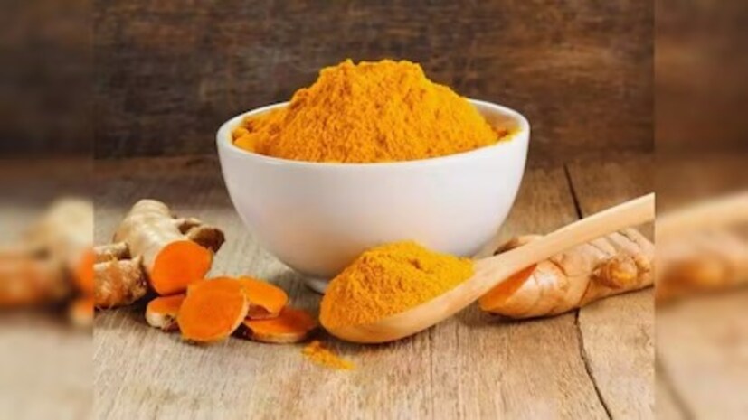 কাঁচা হলুদে আছে কারকিউমিন। এটি গুরুত্বপূর্ণ অ্যান্টিইনফ্লেম্যাটরি যৌগ। উষ্ণ দুধ বা জলে মিশিয়ে পান করলে গাঁটের ব্যথা ও ফোলাভাব কমে যায়। নিয়মিত পান করলে অস্থিসন্ধির সুস্থতা বজায় থাকে।