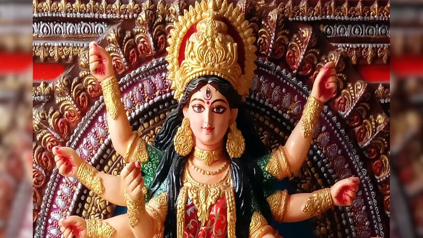 প্রতি বছর একাধিক বাহনে দশভুজা মর্ত্যলোকে সপরিবার আগমন করেন এবং বিজয়া দশমীতে বিদায় নেন বলে প্রচলিত বিশ্বাস।