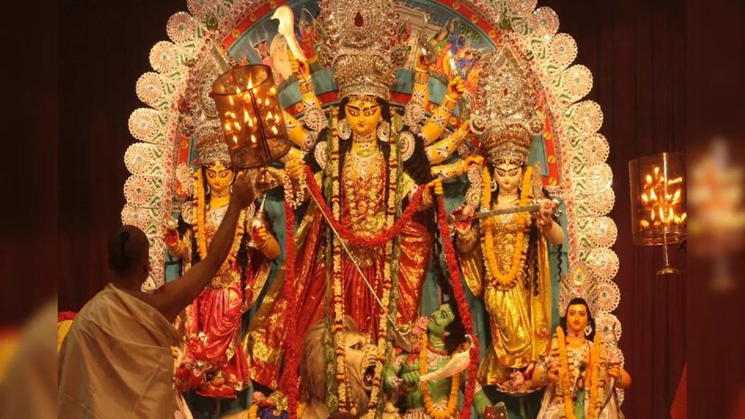 ১১ অক্টোবর ২০২৪-এ অষ্টমী এবং নবমী তিথি একসঙ্গে পালিত হবে। এছাড়াও,দীর্ঘ বহু বছর পরে, শারদীয়া নবরাত্রিতে এমন অনেক যোগ তৈরি হচ্ছে যা জ্যোতিষশাস্ত্রে অত্যন্ত শুভ বলে মানা হয়। 