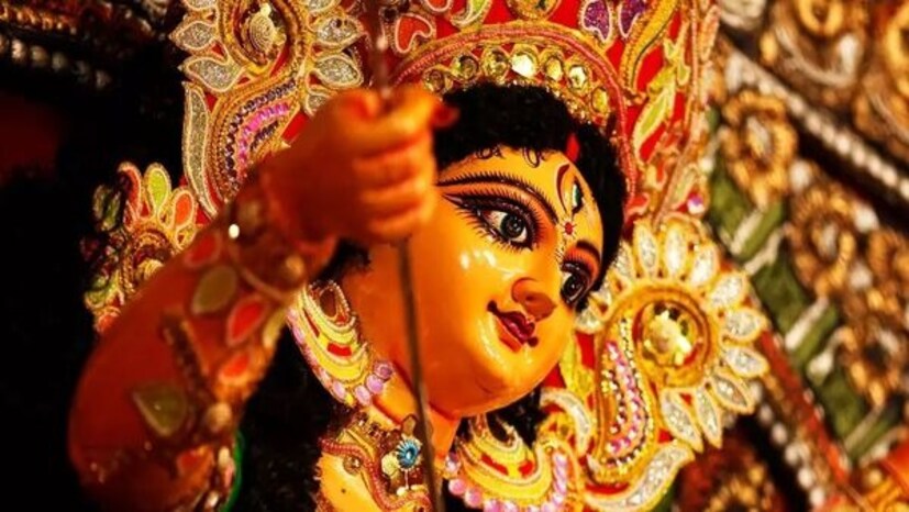 ঘোটক বা ঘোড়া লন্ডভন্ড রাজনৈতিক ও আর্থ সামাজিক পরিস্থিতির প্রতীক৷ তাকে সামাজিক ক্ষেত্রে অশনিসঙ্কেত হিসেবে ধরা হয়৷