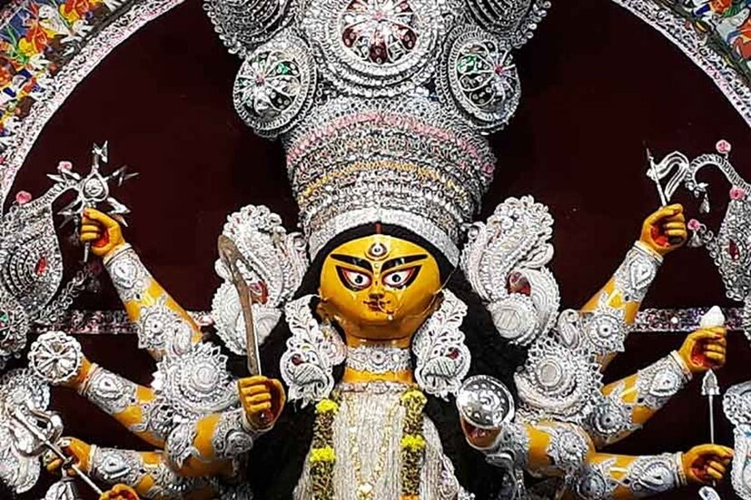 পণ্ডিত হিতেন্দ্রকুমার শর্মা জানান, জ্যোতিষ মতে বিশ্বাস, গজে দেবীর আগমন বা গমন হলে পৃথিবী শস্যশ্যামলা হয়ে ওঠে৷