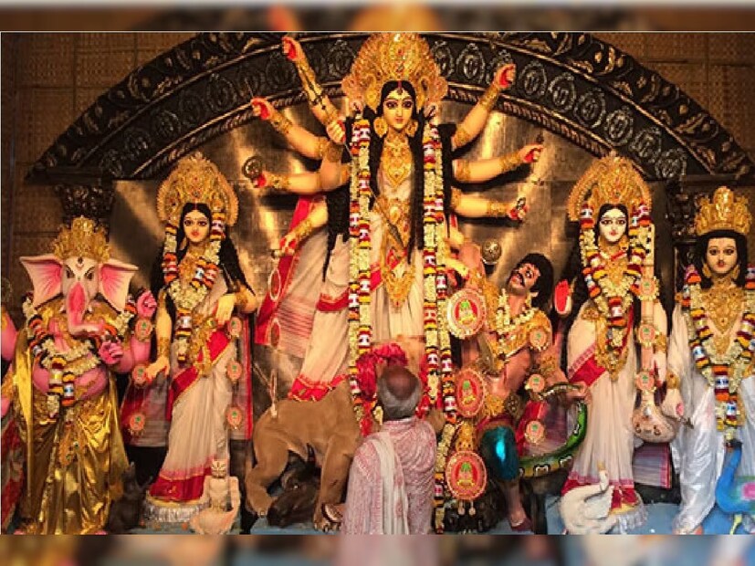 দশভুজার অন্য দুই বাহন হল গজ এবং ঘোটক৷ গজ বা হাতি হল সুখশান্তি ও সমৃদ্ধির প্রতীক৷