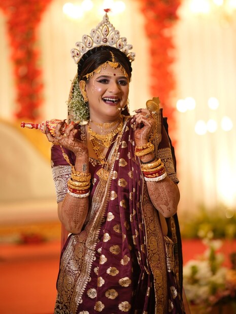 সামাজিক বিয়ের পরেই তাঁর সংসার শুরু হয়। বিয়েতে রূপসা মেরুন রঙের বেনারসি পরেছিলেন। সঙ্গে ছিল গা ভর্তি সোনার গয়না। মাথায় শোলার মুকুট পরেছিলেন, চন্দনের সাজ তো ছিলই।