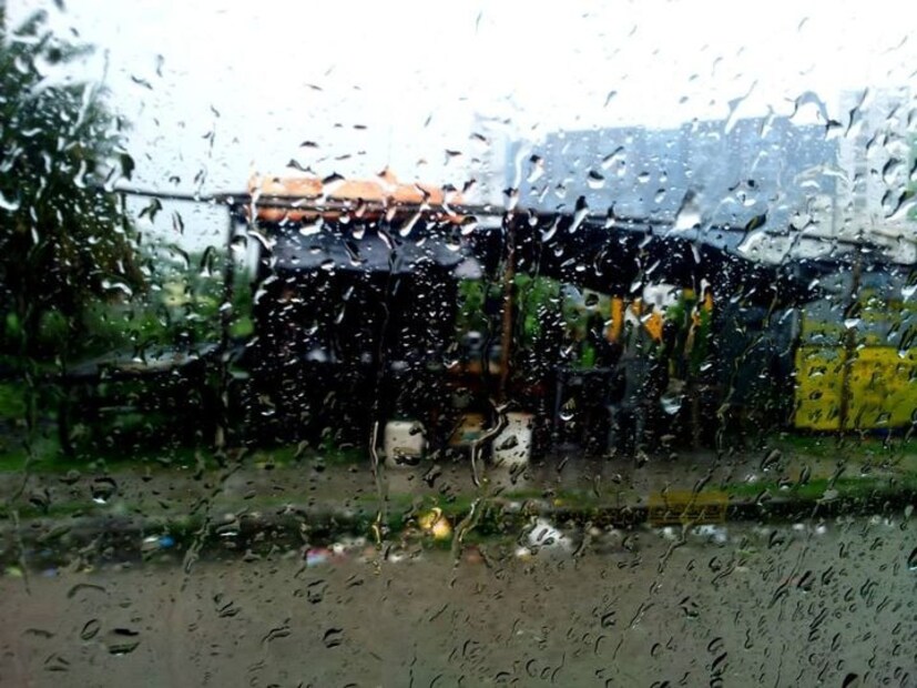 অর্থাৎ পুরো পুজোই বৃষ্টির পূর্বাভাস আছে৷ ভারী বৃষ্টি না হলেও হাল্কা থেকে মাঝারি বৃষ্টি হতে পারে৷ 