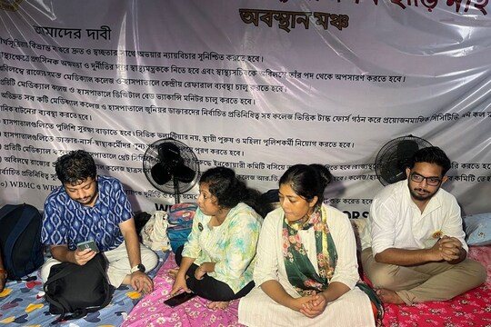 নেই আরজি করের কেউ, আমরণ অনশন শুরু করলেন ৬ জুনিয়র চিকিৎসক! দেখুন ভিডিও