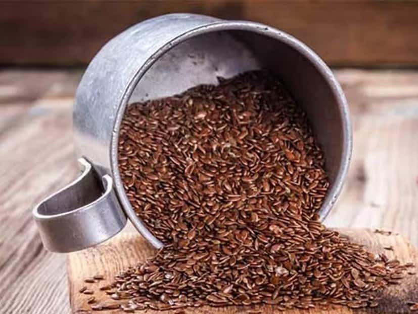 হ্যাঁ, ফ্ল্যাক্স সিডের গুঁড়ো বানিয়ে সকালে খালি পেটে গরম জলের সাথে নিলে শরীরে জমে থাকা খারাপ কোলেস্টেরল দ্রুত কমতে পারে।