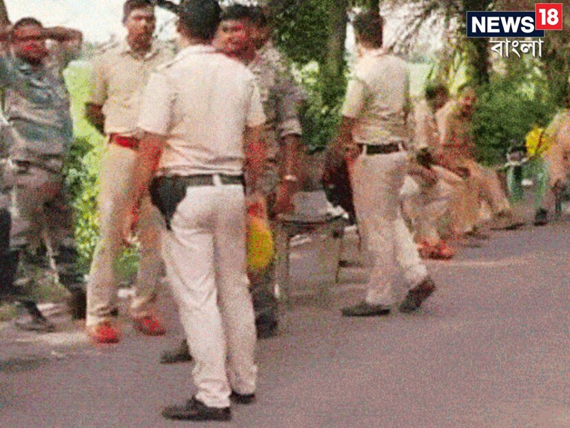 পুলিশ ইতিমধ্যেই অভিযুক্ত তিনজনকে গ্রেফতার করেছে। আহত চিকিৎসককে গুরুতর অবস্থায় দিল্লির একটি হাসপাতালে ভর্তি করা হয়েছে। পুলিশ জানিয়েছে, অভিযুক্তদের বিরুদ্ধে কঠোর আইনি ব্যবস্থা নেওয়া হবে।