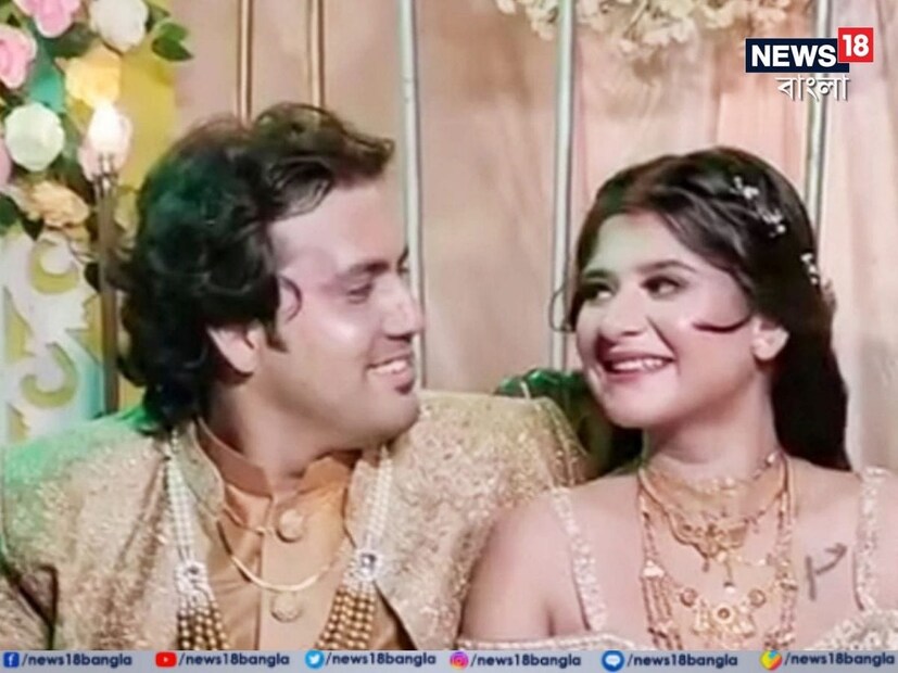 রিসেপশনের সাজেও চমকে দিয়েছিলেন টলি সুন্দরী রূপসা। বিয়েতে বেনারসি পরলেও রিসেপশনে পরেছিলেন প্যাস্টেল শেডের ল্যাহেঙ্গা। গলা জুড়ে শোভা পাচ্ছিল স্বর্ণখচিত গহনা।