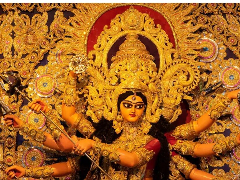 দৃক সিদ্ধান্ত পঞ্জিকা অনুযায়ী বৃহস্পতিবার দুর্গা সপ্তমী আছে দুপুর ১২.৩২ পর্যন্ত। তার পরই শুরু হয়ে যাবে মহাষ্টমী তিথি।