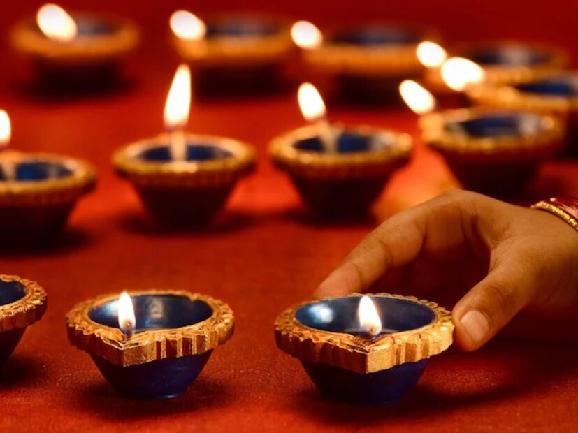 মহাসপ্তমীতে শ্বেতচন্দন, রক্তচন্দন, সাজিমাটি এবং গিরিমাটি দিয়ে আলাদা আলাদা করে আঙুলের ফোঁটা দিন ঠাকুরের সিংহাসনে৷