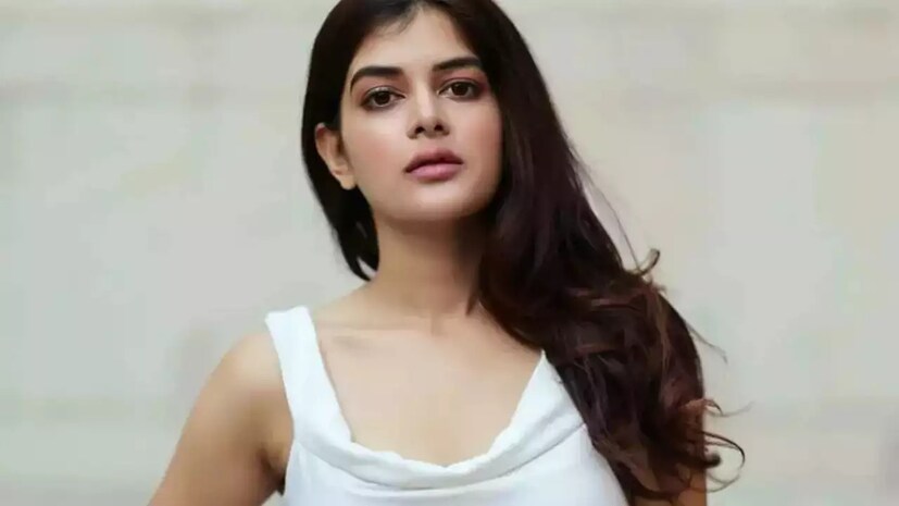 অবশেষে ভক্তদের জন্য সুখবর দিলেন মধুমিতা। মহাসপ্তমীর রাতে প্রেমিকের হাতে হাত রেখে নতুন শুরুর কথা ঘোষণা করলেন। নায়িকার ইনস্টাগ্রাম স্টোরিতে জ্বলজ্বল করছে সেই ছবি।