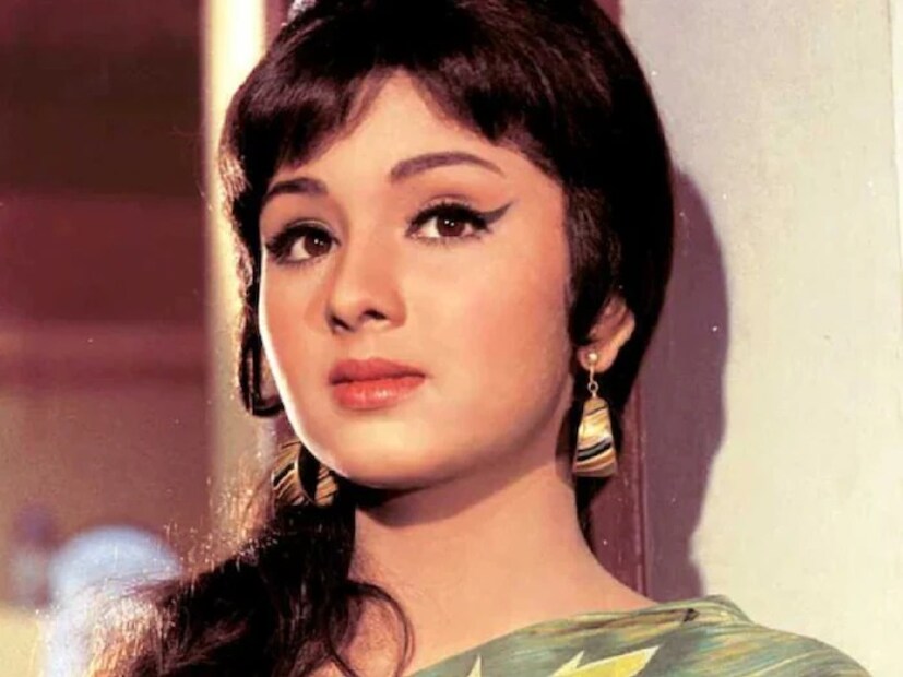 কেরিয়ার তখন উর্ধ্বগগনে, তখনইঈ লীনা চন্দভকর ১৯৮৪ সালে সিদ্ধার্থ বন্দোদকরকে বিয়ে করেন। বিয়ের সময় তার বয়স ছিল মাত্র ২৪ বছর। সিদ্ধার্থ একটি রাজনৈতিক দলের পরিবারের সদস্য ছিলেন। তার বাবা দয়ানন্দ বান্দরকর গোয়ার প্রথম মুখ্যমন্ত্রী ছিলেন।