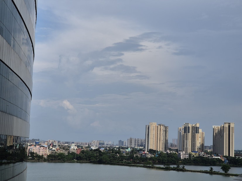 একই সময়ে, বৃষ্টির কারণে ঝাড়খণ্ডের রাজধানী রাঁচির সর্বোচ্চ তাপমাত্রা 22.4 ডিগ্রিতে নেমে গেছে। যা গড়ের চেয়ে প্রায় তিন ডিগ্রি কম। 