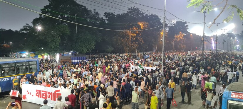 অন্য দিকে, রানি রাসমণি অ্যাভিনিউতে শুরু হয়েছে ‘দ্রোহের কার্নিভাল’। এই প্রথম শহরের বুকে এমন জোড়া কার্নিভ্যালের ছবি নজরে। মঙ্গলবার অনন্য দৃশ্যের সাক্ষী থাকল শহর কলকাতা। 
