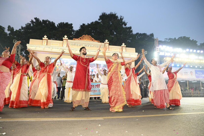 ২০১৬ সালে মুখ্যমন্ত্রী মমতা বন্দ্যোপাধ্যায়ের উদ্যোগে প্রথম বার কলকাতায় দুর্গাপুজো কার্নিভালের আয়োজন হয়। শহরের সেরা পুজোগুলো কার্নিভালে অংশ নেয়। যত বছর ঘুরেছে, কার্নিভাল নিয়ে উন্মাদনা ততই বেড়েছে। 