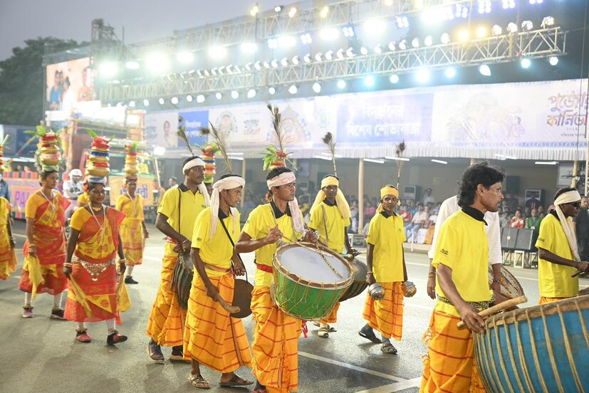 কার্নিভালে শহরের সেরা ৯০টি পুজো অংশ নিয়েছে। রেড রোড দিয়ে প্রতিটি পুজো কমিটি শোভাযাত্রার মাধ্যমে নিজেদের পুজোর থিম ফুটিয়ে তোলার চেষ্টা করেছে। গান ও নাচে বহু তারকাকেই অংশ নিতে দেখা যায়। 