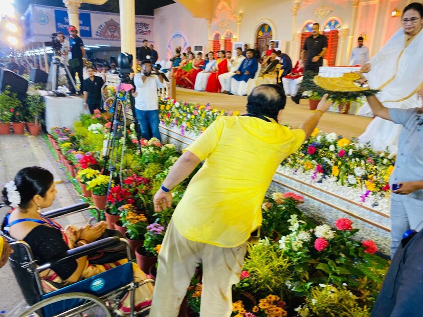 শ্রীভূমির থেকে পাখা চেয়ে নিলেন মমতা বন্দ্যোপাধ্যায়। সুজিত বসু হাতে তুলে দিলেন কারুকাজ করা পাখা। 