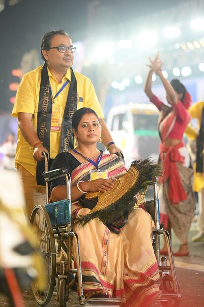 নমিতা বিশ্বাস। ওঁর একটা পা অনেকটা ছোট আর দুর্বল। একটুর বেশি হাঁটতে পারেন না। ঠাকুরনগরের স্বনির্ভর গোষ্ঠীর ঝিনুকের গয়নাশিল্পী। সরস মেলায় আবিষ্কার করেছিল রামমোহন সম্মিলনী। এবার পুজোয় ঠাকুরের সব গয়না ওঁর করা। রামমোহন সম্মিলনী। মুখ্যমন্ত্রী প্রশংসা করে ওঁকে একটি ময়ূরপেখমের পাখা দিয়েছেন।