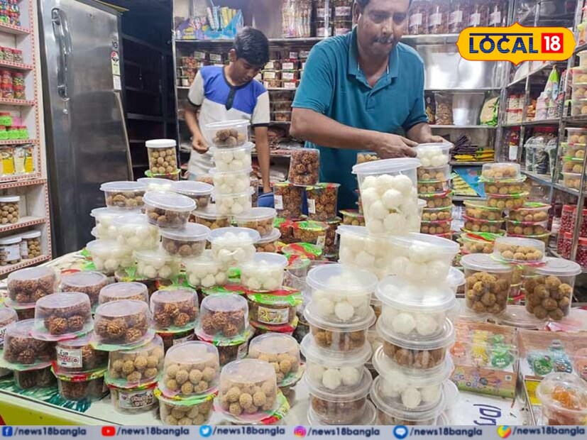 লক্ষ্মীপুজোর আগে বাজার দখল করছে রেডিমেড নাড়ু। কীভাবে তৈরি হচ্ছে, দামই বা কত এই নাড়ুর? একটা সময় উৎসবের মরশুম শুরু হলেই বাংলার গ্রামে গ্রামে জিভে জল আনা নানা ধরনের নাড়ু তৈরির সুবাস পাওয়া যেত। (প্রতীকী ছবি)