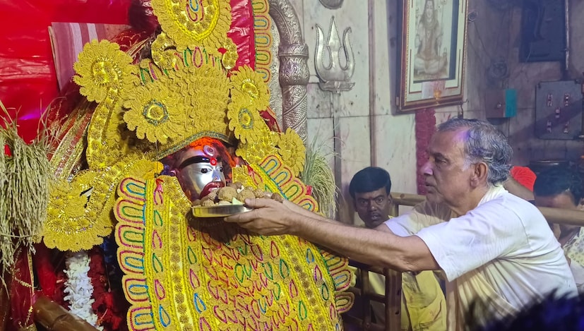 প্রতিবছরের মতো এবছরও মাকে ভোর ৩টের সময় ঘুম ভাঙিয়ে মূল মন্দির থেকে বের করে আনা হয়। স্নানপর্ব শেষে সাজানো হয় রাজ-রাজেশ্বরী রূপে।