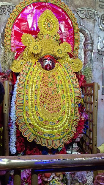 শক্তিরূপী কালী, দুর্গার পাশাপাশি অন্নপূর্ণা এবং লক্ষ্মীরূপেও পূজিত হন তারা মা। তাই কোজাগরী লক্ষ্মীপুজোর দিন তারাপীঠে লক্ষ্মীরূপেই পূজিত হন দেবী। 