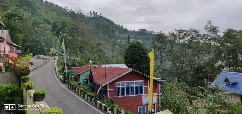 কালিম্পং জেলার ২ নং ব্লকের ১৫ মাইল এলাকায় অবস্থিত এই দালপাচাঁদ গ্রাম। কালিম্পং জেলার সবচেয়ে পরিষ্কার পরিচ্ছন্ন এবং মডেল গ্রাম হিসেবে এই গ্রামের নাম উঠে এসেছে। কালিম্পং জেলার জেলা প্রশাসক বালাসুব্রমণিয়ান টি আনুষ্ঠানিকভাবে কালিম্পং জেলার সবচেয়ে পরিষ্কার পরিচ্ছন্ন গ্রাম হিসেবে এই দালাপপচাঁদ গ্রামের কথা ঘোষণা করেন। (Image: Facebook/Tapas Das)