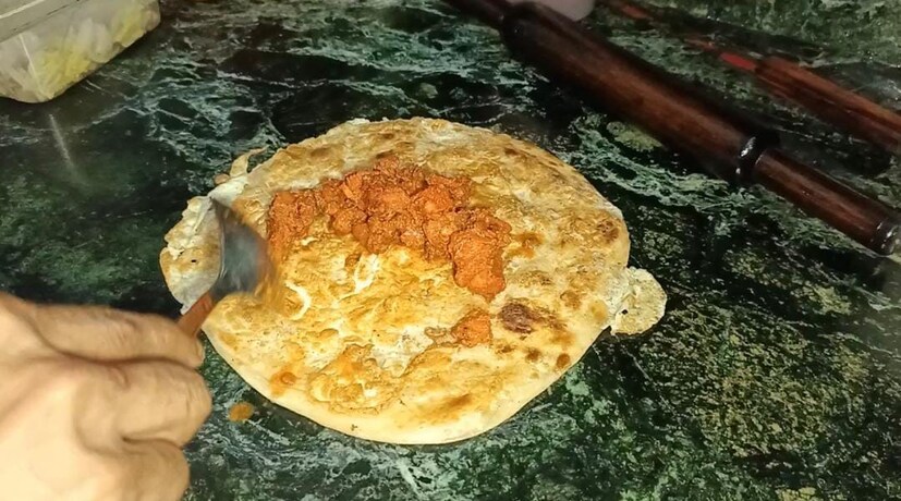 এই রোলের যা দাম রাখা হয়েছে। সেই দামে এই রোল সত্যিই অবাক করবে সকলকে। ইতিমধ্যেই বহু মানুষ অবাক করা এই রোল খেতে ছুটছেন এই রেস্তোরাঁয়।