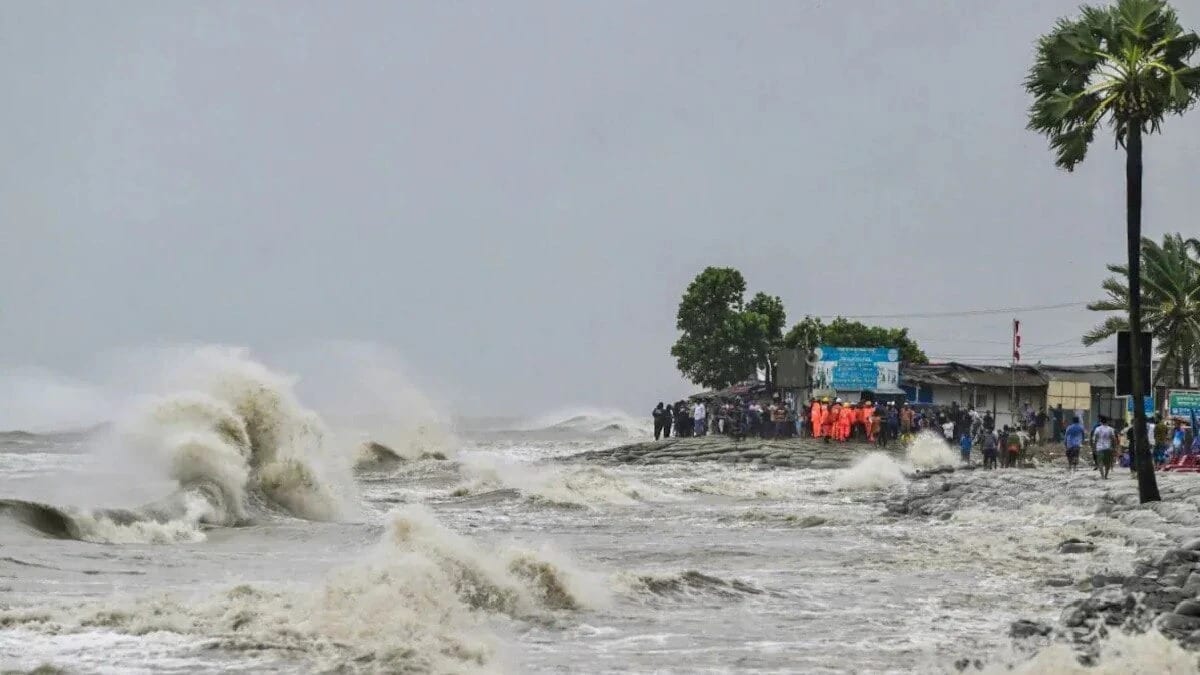 বর্তমানে, ঘূর্ণিঝড়ের নামকরণ আঞ্চলিক নামকরণ তালিকার মাধ্যমে পরিচালিত হয়। এই তালিকাগুলি পর্যায়ক্রমে আন্তর্জাতিক কমিটি দ্বারা অনুমোদিত এবং আপডেট করা হয়, এটি নিশ্চিত করে যে ঘূর্ণিঝড়ের নামগুলি জনসাধারণের উচ্চারণের জন্য উপযুক্ত হওয়ার সঙ্গে সঙ্গে বিভিন্ন সাংস্কৃতিক বৈচিত্র্যকে প্রতিফলিত করে। 