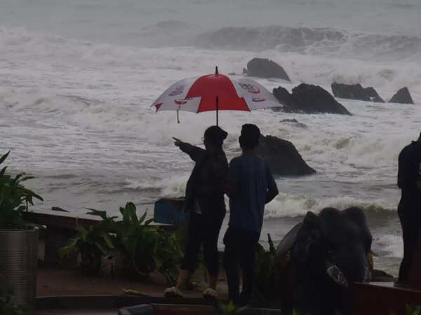 তবে 'দানা' নামটি কাতার কর্তৃক একটি আন্তর্জাতিক ঘূর্ণিঝড় নামকরণ পদ্ধতির অংশ হিসাবে প্রস্তাব করা হয়েছিল, যার লক্ষ্য হল সম্ভাব্য আবহাওয়ার বিপর্যয় সম্পর্কে জনসচেতনতা বৃদ্ধির সঙ্গে সঙ্গে ঝড় চেনার উপায় সহজতর করা।