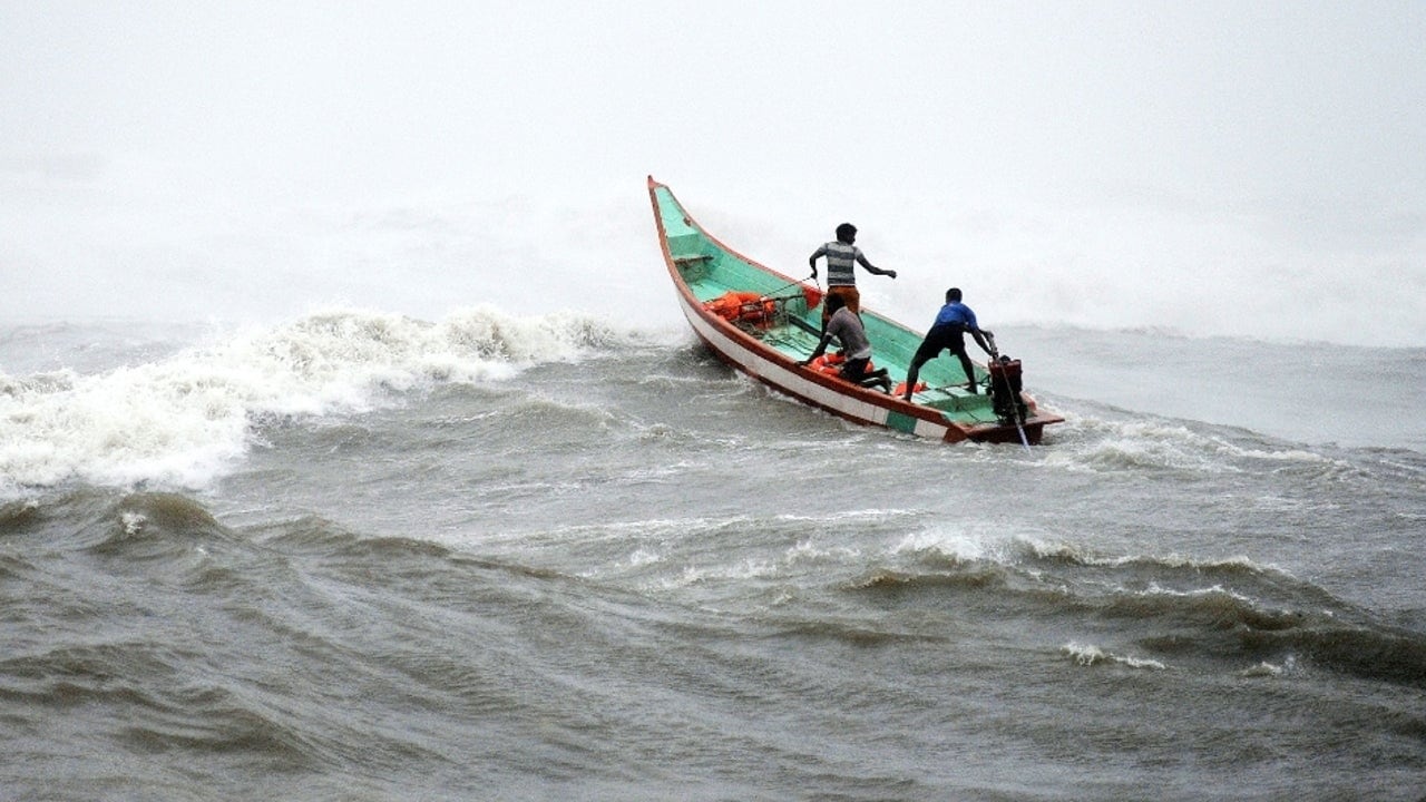 1800-এর দশকের শেষের দিকে ক্যারিবিয়ান অঞ্চলে এই প্রথাটি তৈরি হয়েছিল, যখন রোমান ক্যাথলিক সেন্টদের নামে ঝড়ের নামকরণ করা হয়েছিল। দ্বিতীয় বিশ্বযুদ্ধের পর, আবহাওয়াবিদরা ঝড়ের ট্র্যাকিং এবং যোগাযোগকে আরও সংগঠিত করার জন্য মেয়েদের নামে ঝড়ের নামকরণ শুরু করে। 