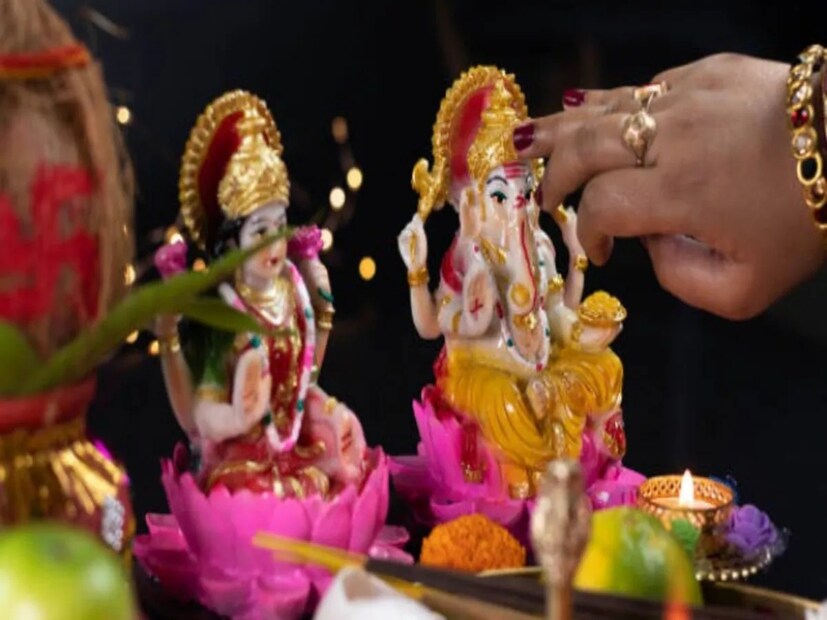 আপনার বাড়ির মন্দির যদি সঠিক দিকে না থাকে, তাহলে তা কিন্তু মারাত্মক বাস্তু দোষের কারণ হতে পারে৷ মন্দির সবসময় উত্তর বা উত্তর-পূর্ব দিক করেই রাখা উচিত৷ তবে চেষ্টা করুন মন্দিরের মধ্যে অন্তত একটা বাঁশি রেখে দিতে৷