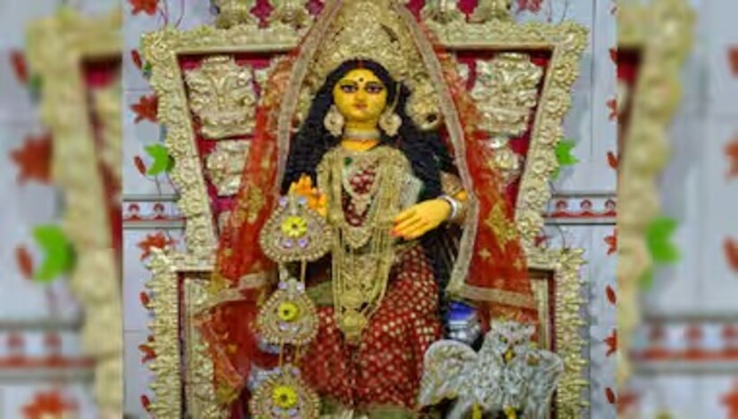 কোজাগরী লক্ষ্মীপুজো যেমন পূর্ণিমায় হয়, দীপান্বিতা লক্ষ্মীপুজো হয় অমাবস্যায়। যে পঞ্জিকা আপনি অনুসরণ করেন, সেই পঞ্জিকায় কার্তিক অমাবস্যা যত ক্ষণ আছে, তার মধ্যে দীপান্বিতা লক্ষ্মীপুজো করুন।