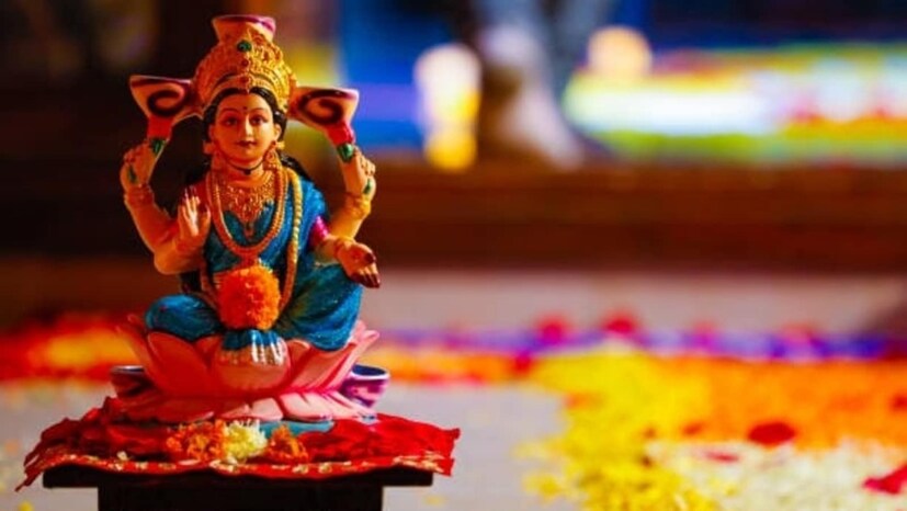 অনেক পরিবারে দীপান্বিতা লক্ষ্মীপুজোর আগে অলক্ষ্মী বিদায়ের একটি পর্ব থাকে। আবার অনেক পরিবারে শুধুই দীপান্বিতা লক্ষ্মী পূজিতা হন। দীপান্বিতা লক্ষ্মীপুজোও শুধু প্রদোষে বা সন্ধ্যায় হয়। সেদিক থেকে এ বছর ৩১ অক্টোবর বা ১ নভেম্বর অমাবস্যা তিথি থাকতে থাকতে সন্ধ্যায় এই পুজোর আয়োজন করতে হবে।