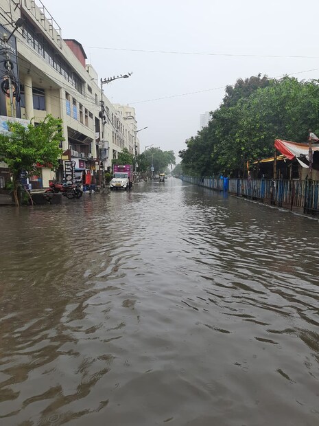 শুক্রবারের মতো এ দিনও রয়েছে বৃষ্টির পূর্বাভাস। কলকাতা-সহ ৯ জেলায় বৃষ্টির সর্তকতা! আগামী দুই থেকে তিন ঘন্টায় বজ্রবিদ্যুৎ-সহ বৃষ্টির সম্ভাবনার কথা জানাচ্ছে হাওয়া অফিস। বিক্ষিপ্তভাবে হালকা থেকে মাঝারি বৃষ্টি হতে পারে দু-এক পশলা। 