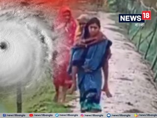 দানাকে উপেক্ষা করে  বৃদ্ধাকে পিঠে নিয়েই হাঁটলেন আশা কর্মী