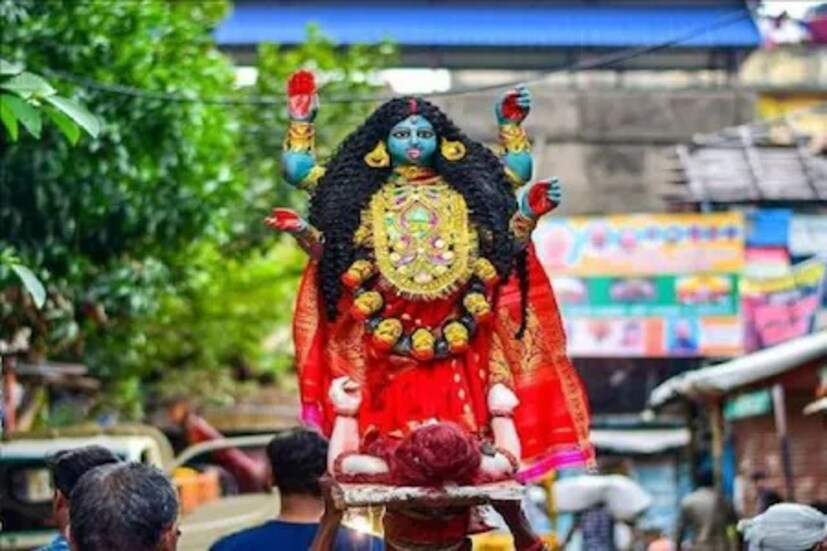 তবে আলিপুর আবহাওয়া দফতরের পূর্বাভাস অনুযায়ী দক্ষিণবঙ্গের কোনও জেলাতেই কালীপুজোর দিন ভারী বৃষ্টির কোনও সম্ভাবনা নেই। 