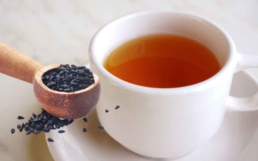 ওজন কমাতে, মেদ গলাতে জুড়ি নেই কালো জিরের৷ এর চা পান করলে কমে যায় খিদে৷ ফলে ঘন ঘন খাওয়ার প্রবণতা কমে যায়৷ মেটাবলিক রেট বাড়িয়ে তোলে কালো জিরের চা৷ ১ কাপ ফুটন্ত জলে দিন হাফ চামচ বা ২ গ্রাম কালো জিরে৷ ভাল করে ফোটান যতক্ষণ না জলের রং হলুদ হচ্ছে৷ তার পর পান করুন ছেঁকে নিয়ে৷ এটাই কালো জিরের চা৷