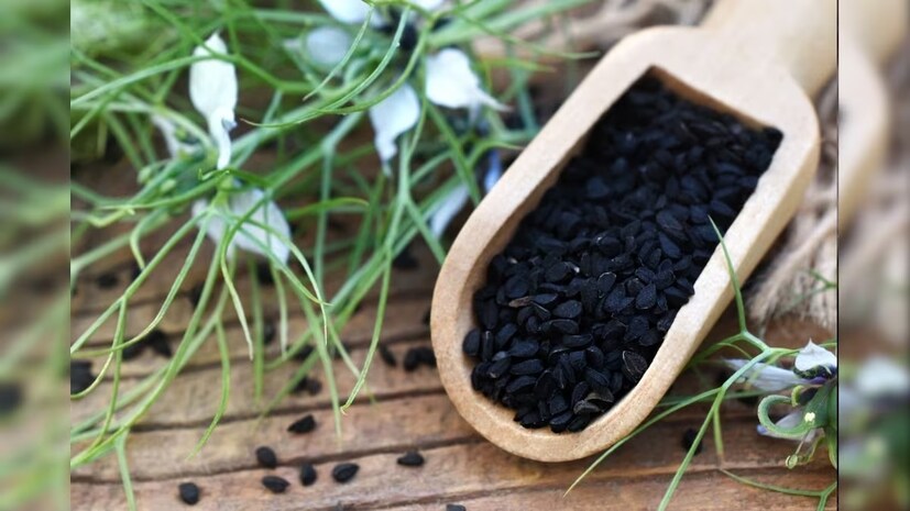 ব্রিটিশ গবেষকদের মতে ব্লাড সুগার কমাতেও খুবই উপকারী কালো জিরে৷ রক্তে শর্করার পরিমাণ নিয়ন্ত্রণ করে৷ রাতে কালো জিরের চা পান করলে অতিরিক্ত মিষ্টি খাওয়ার প্রতি ঝোঁক কমে যায়৷