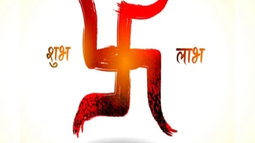চালের গুঁড়ো এবং লাল আলতা মিশিয়ে তৈরি মিশ্রণে আঁকুন মা লক্ষ্মীর পদচিহ্ন। তবে খেয়াল রাখবেন তাঁর পায়ের চিহ্ন যেন সব সময় বাড়িতে বাইরে থেকে ভিতরে প্রবেশ করে। ভিতর থেকে যেন বাইরে বেরিয়ে না যায়। তাই স্টিকারই বসান বা নিজে আঁকুন লক্ষ্মীর পদচিহ্ন, সব সময় সতর্ক থাকবেন। 