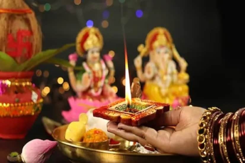  তবে বাস্তুশাস্ত্র অনুসারে বাড়ির কিছু জায়গা রয়েছে , যেখানে ধনতেরাসের দিনে প্রদীপ জ্বালানো খুবই গুরুত্বপূর্ণ। কথিত আছে যে এই স্থানে প্রদীপ জ্বালিয়ে দেবী লক্ষ্মীর বিশেষ আশীর্বাদ পাওয়া যায় এবং সারা বছর বাড়িতে বরকতময় শস্যের অভাব হয় না। 