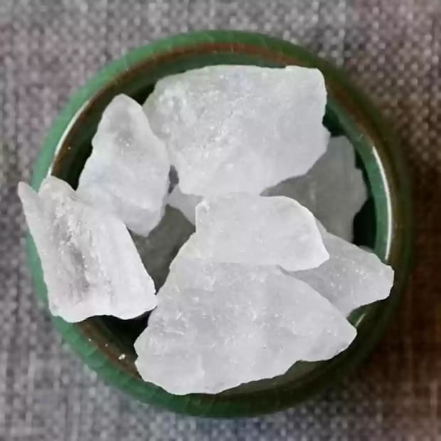 ফিটকিরি ত্বক উজ্জ্বল করতে এবং ব্রণ, দাগ-ছোপ দূর করতে বিশেষভাবে কার্যকর। এটি মুখে প্রাকৃতিক উজ্জ্বলতা আনতেও সাহায্য করে।