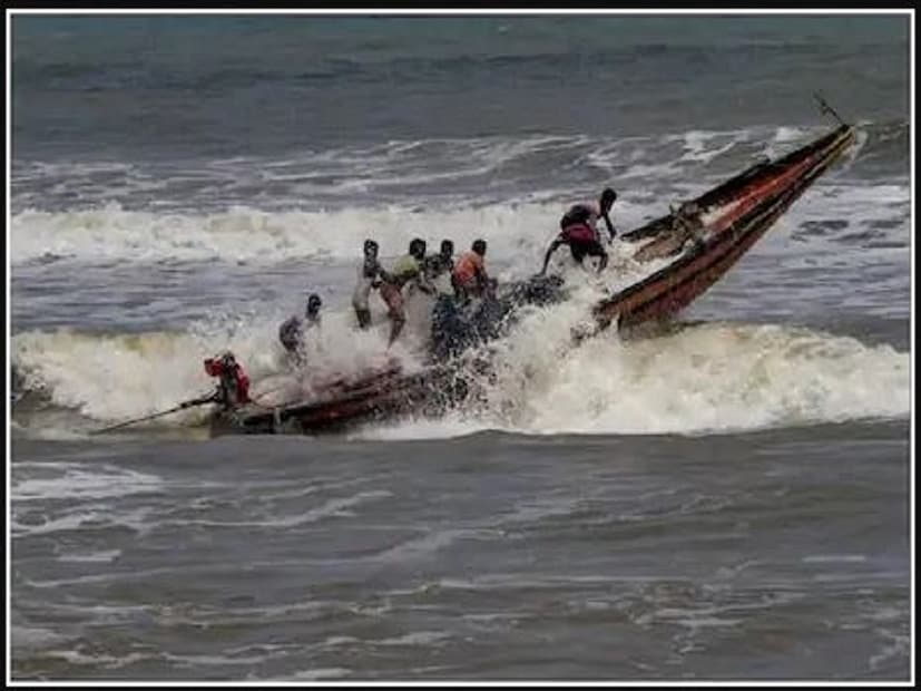 এদিকে এই নিম্নচাপের জেরে আগামী ৪৮ ঘণ্টা দক্ষিণ পশ্চিম বঙ্গোপসাগরে মৎস্যজীবীদের সমুদ্রে যেতে নিষেধাজ্ঞা জারি করা হয়েছে৷ Photo - File
