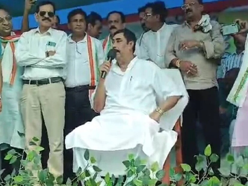 এ দিন বীরভূমের সিউড়িতে তৃণমূলের বিজয়া সম্মিলনীর অনুষ্ঠানে যোগ দিতে এসেও খোশ মেজাজেই ছিলেন অনুব্রত মণ্ডল৷ সবাইকে নিয়ে একসঙ্গে চলার বার্তা দেন৷ 