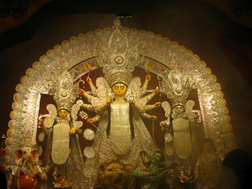 ১৯১৯ সালে নেবুবাগান অর্থাৎ বর্তমানে বাগবাজার সার্বজনীন দুর্গোৎসব শুরু হয়। এছাড়াও বিভিন্ন সার্বজনীন পুজো শুরু হয় শহর কলকাতার বুকে। হুগলির ১২ জন যুবকের যে স্বপ্ন ছিল পুজোকে সবার করে তোলার তাই যেন কালক্রমে সত্যি হয়ে আসে শহর-জেলা-গ্রামের প্রতিটি অঞ্চলে। প্রতীকী ছবি