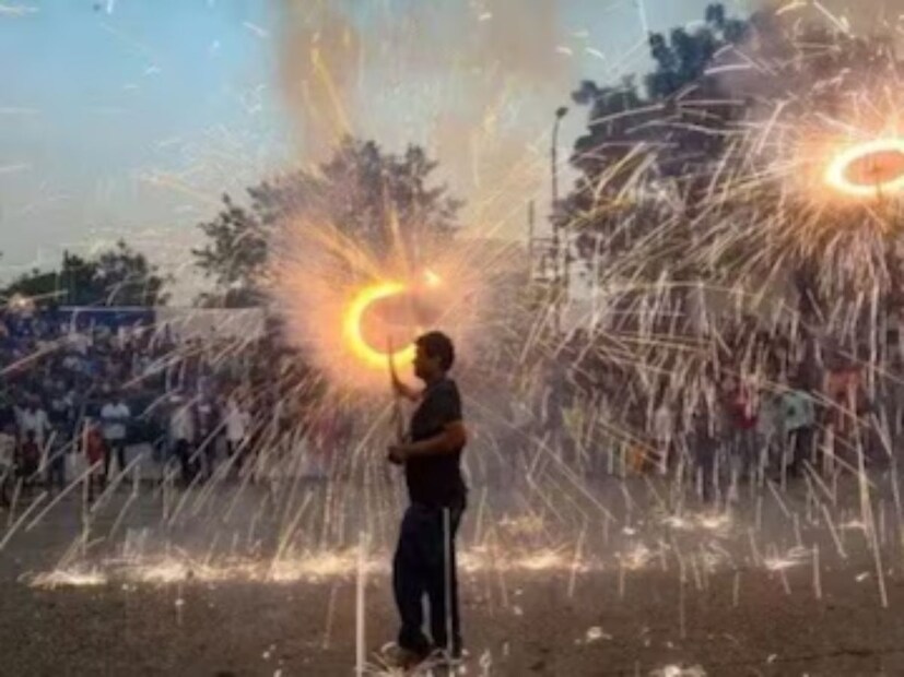 পোড়া জায়গায় প্লেইন অ্যান্টিবায়োটিক ক্রিম লাগান এবং তার উপর একটি ব্যান্ডেজ রাখুন এবং টেপ দিয়ে বেঁধে দিন। তুলা কখনই সরাসরি পোড়া জায়গায় প্রয়োগ করা উচিত নয় কারণ তুলার তন্তু ক্ষতস্থানে লেগে থাকতে পারে।