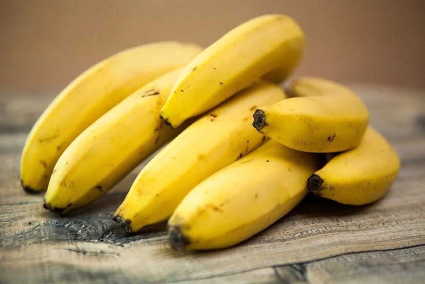 Signs of Chemically Ripened Banana: উৎসবের মরসুম। ঘরে ঘরে উপোস রাখা হচ্ছে, পুজোয়ে ফলমূল খাওয়া হচ্ছে। একই সঙ্গে শীতের মরশুম আসন্ন৷ এই সময় কলা একটু শক্ত থাকে৷ অনেক ক্ষেত্রে কলা সাধারণ ভাবে না পাকলে বিভিন্ন কেমিক্যাল বা কার্বাইড দিয়ে পাকানো হয়৷  বর্তমানে বাজারে ফলের চাহিদা বেড়ে যাওয়ায় সেগুলো পাকাতে রাসায়নিক ব্যবহার করা হচ্ছে। বিশেষ করে কলা দ্রুত পাকানোর জন্য ফল চাষিরা কার্বাইড ব্যবহার করছেন। যদি এটি আপনার পেটে প্রবেশ করে তবে এটি বিষের মতো কাজ করবে। এমন পরিস্থিতিতে বিষাক্ত কলা কীভাবে চিহ্নিত করা যায় তা জানা জরুরি। 