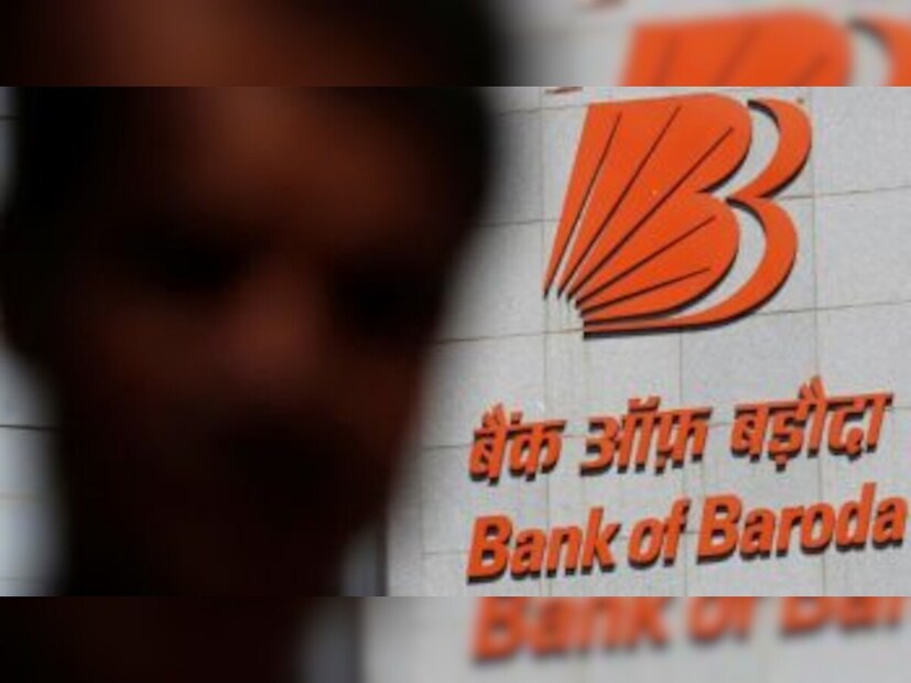 ইএমআই গণনা করার নির্দিষ্ট ফরমুলা রয়েছে। সেটা হল - EMI = {P x R x (1+R)^N} / {(1 + R)^N – 1}। এখানে, P হল মূল পরিমাণ, R হল মাসিক সুদের হার (বার্ষিক সুদের হারকে ১২ দিয়ে ভাগ করা হয়), এবং N হল ইএমআই পেমেন্টের সংখ্যা। অর্থাৎ কতগুলি কিস্তিতে তিনি ইএমআই দিচ্ছেন।