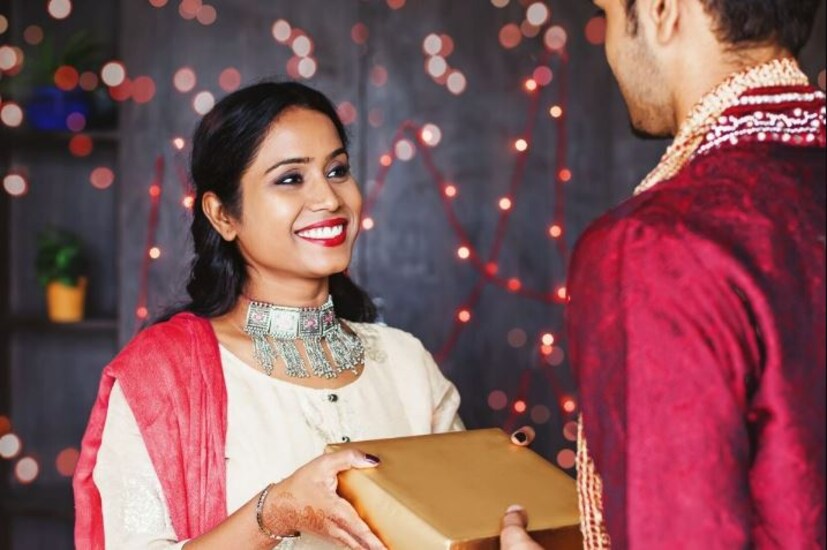 ভাইফোঁটা দেওয়ার সময় অবশ্যই গঙ্গা, যমুনা ,জমি, যমরাজকে স্মরণ করে তারপরেই কিন্তু ভাইফোঁটা দেবেন। সেই সঙ্গে অবশ্যই ভাইফোঁটার মন্ত্রটি উচ্চারণ করবেন। এতে কিন্তু যমুনা ও যম দু'জনেই খুশি হন।