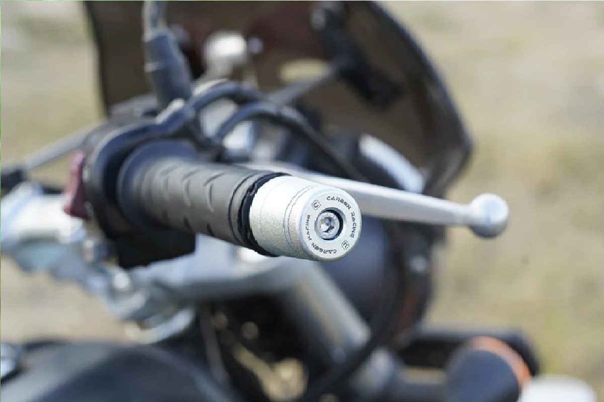 বাইকের হ্যান্ডেলের দু’পাশে গোলাকার লোহার বার থাকে কেন? শুধু স্টাইল নয়, আছে কারণ বাইকের হ্যান্ডেলের দু’পাশে গোলাকার লোহার বার থাকে কেন? শুধু স্টাইল নয়, আছে কারণ